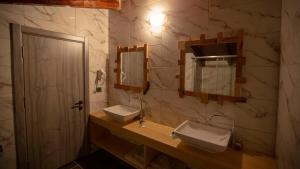 Mackaİspendam Tess Otel的浴室设有2个水槽和镜子