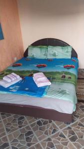 尤塔哈MonoLiza的客房内的一张床位,上面有毛巾