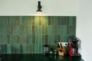代德斯海姆Gemütliche Wohnung mit Balkon的一个带绿色瓷砖墙的厨房台面