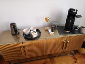 勒布伊Le 43-3 avec sauna privatif的桌子上放有杯子和咖啡壶