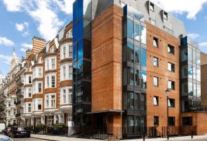 伦敦15 Basil Street, Knightsbridge的城市街道上的砖砌建筑