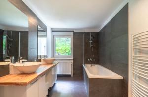 厄茨Urlaubsplatzl Appartements的浴室配有2个盥洗盆和1个浴缸。