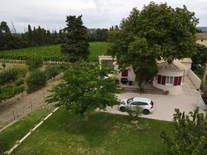 TravaillanLa Bonbonne en Provence的车道上停车位的房屋空中景观