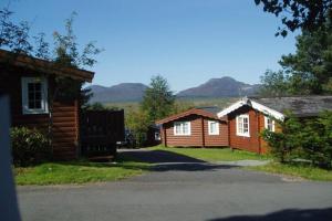 特兹西尼德Cosy 2 bedroom Log Cabin in Snowdonia Cabin151的几栋以山为背景的小木屋