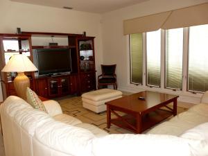 马可岛695 Embassy Court的客厅配有白色沙发和电视
