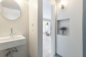 瑞汀Strandkoje Wohnung 8的一间带水槽和镜子的浴室
