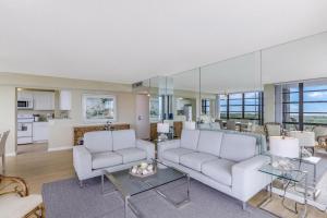 马可岛South Seas Tower 3-411的客厅配有2张白色沙发和1张桌子