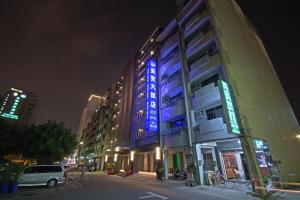 台南皇宾大饭店的一座建筑物,晚上在建筑物的一侧有蓝色标志