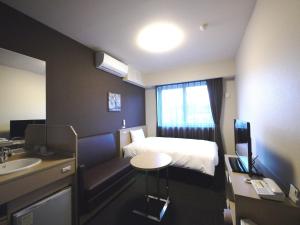 登米市托姆旅馆酒店的酒店客房设有床和水槽