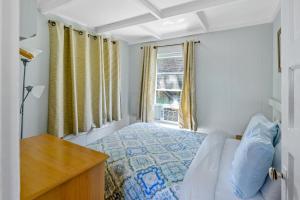 海洋海滩Salty Dayz的一间卧室设有一张床和一个窗口