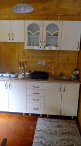 ZatonjeEtno Avlija Srebrno jezero的厨房配有白色橱柜和水槽