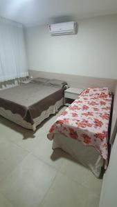 马拉戈日Casa Darci - Beira-mar, no Condomínio Village的一间卧室,配有两张床
