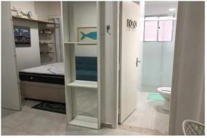 桑托斯Apto com Wi-Fi bem perto da praia em Santos SP的客房设有带一张床的卧室和一间浴室。