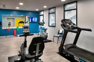 维特里勒弗朗索瓦DOMITYS LA SALAMANDRE的健身房,内设跑步机和健身器材