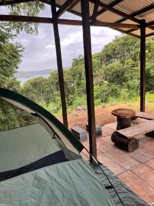 科隆Jungle Eco Reserve的帐篷位于带野餐桌的庭院