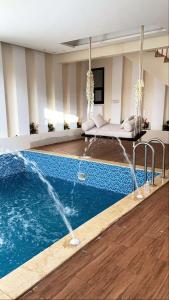巴哈شاليه كاردڤ1的游泳池,在房间的中央设有喷泉