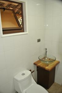 San CarlosHotel Boutique Casona Violeta的一间带卫生间和水槽的浴室