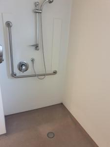 奥克兰At Eden Park Motel的带淋浴和排水管的小房间