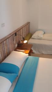 满洲乡永勝客棧的客房设有两张床和一张带台灯的桌子。