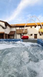 IlimbavIlimbav 122 - Guest House的雪中带红色喷泉的游泳池