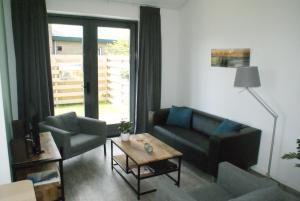 霍勒姆Antares-Ameland的客厅配有两张沙发和一张桌子