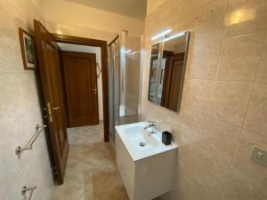德瓦玛丽娜博尔戈圣洛伦彼得罗公寓式酒店的浴室设有白色水槽和镜子