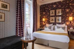 拉波勒勒圣特克里斯托弗酒店的酒店客房设有床和窗户。