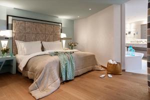 阿斯科纳Hotel Eden Roc - The Leading Hotels of the World的一间带大床的卧室和一间浴室