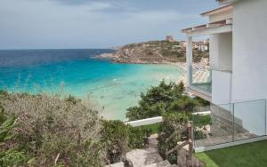 圣特雷莎加卢拉Villa Bianca Luxury B&B Experience的享有海滩美景。