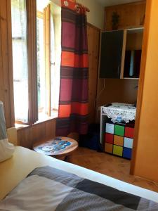 捷克克鲁姆洛夫贝拉维塔酒店的一间卧室配有床和色彩缤纷的窗帘