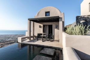 伊亚Nimbus Santorini的一座带游泳池和房子的别墅