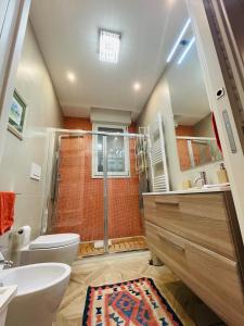 莱切G&G HOME的带淋浴、卫生间和盥洗盆的浴室