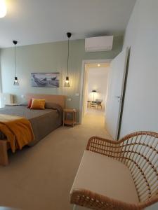 米兰Suite Rent Milan 3的一间卧室配有一张床和一把椅子