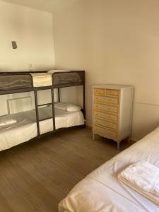 安道尔城Alberg Els Andes的一间带两张双层床和梳妆台的卧室