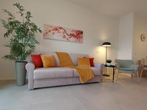 米兰Suite Rent Milan 3的客厅配有带色彩缤纷枕头的沙发