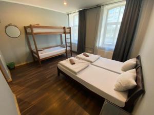 里加里加公寓式酒店的一间卧室配有一张双层床和梯子