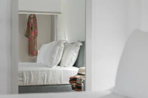 阿达玛斯CASA ANNA LOFT Boutique House with Full Sea View的客房内的白色床和白色枕头