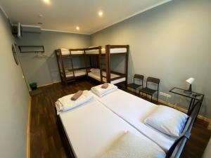 里加里加公寓式酒店的一间设有两张双层床的客房