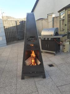 ArticlaveMussenden House的露台上的火炉,带烧烤架