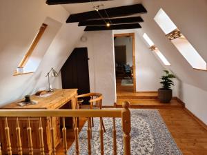 巴特塞森多夫Pilgrims "Elli" charmante Maisonette Bad Sassendorf的用餐室配有木桌和天窗。