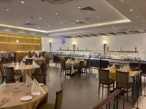 瓦迪穆萨佩特拉宾馆的一间带桌椅的餐厅和一间酒吧