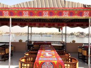 卢克索Nile Castle的水景餐厅内的桌椅
