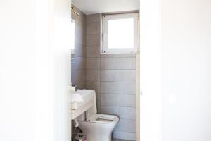 加藤-达拉特索Yasmine Apartments and Rooms的一间带卫生间和窗户的浴室