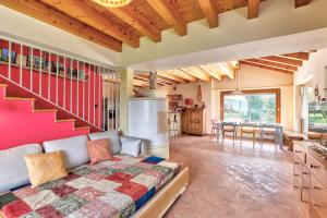 科利科chalet con piscina e vista panoramica的一间卧室配有一张床,厨房设有楼梯