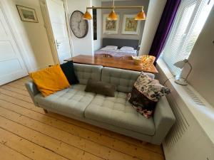 马斯特里赫特PetitGrandeur的客厅配有带枕头的沙发。