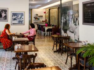 伊斯坦布尔伊斯坦布尔霍泰利诺酒店的两名妇女在餐厅桌子上坐