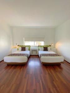 Seven Crown Express & Suites by Kavia客房内的一张或多张床位