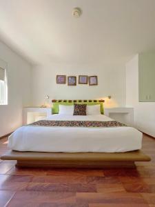 卡波圣卢卡斯Seven Crown Express & Suites by Kavia的卧室配有一张白色大床