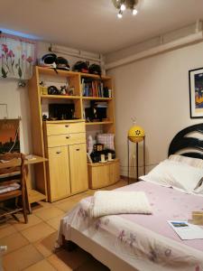 马赛APPARTEMENT EN SOUS SOL DE VILLA avec accès jardin et piscine的相册照片