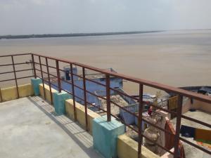 瓦拉纳西Shiva lodge的从桥上欣赏河景